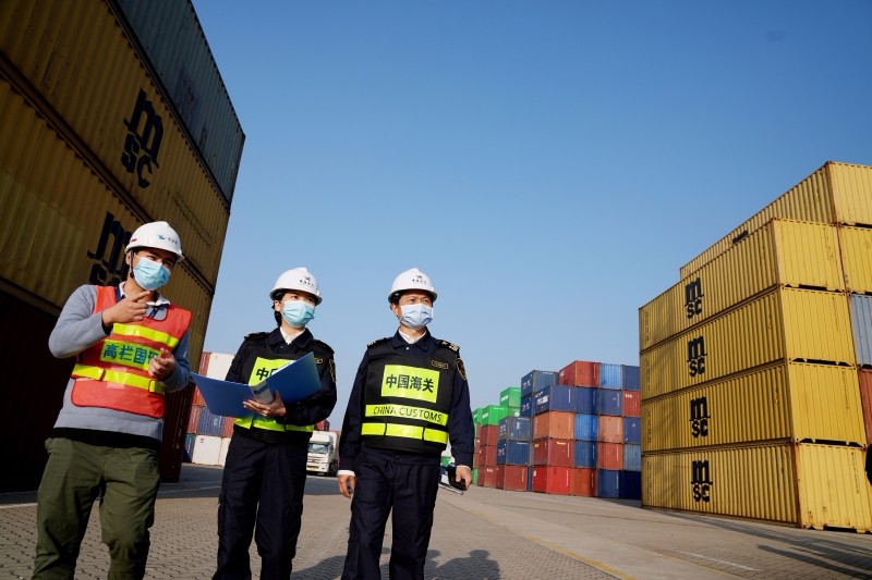 1650614655946408.jpg 海關(guān)關(guān)員到高欄國際貨柜碼頭調(diào)研.jpg