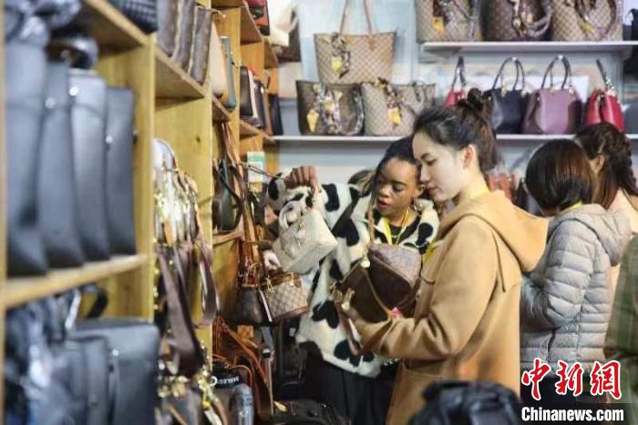 女士選購包包。　彭華 攝