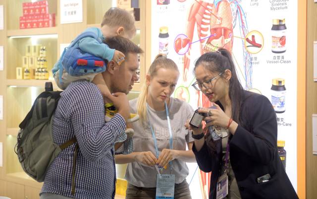 資料圖片：客商在廣交會(huì)上參觀選購(gòu)商品。（新華社發(fā)）